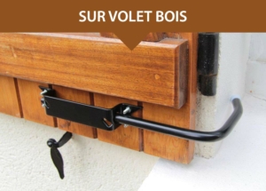 bloque-volet-noir-sur-volet-bois